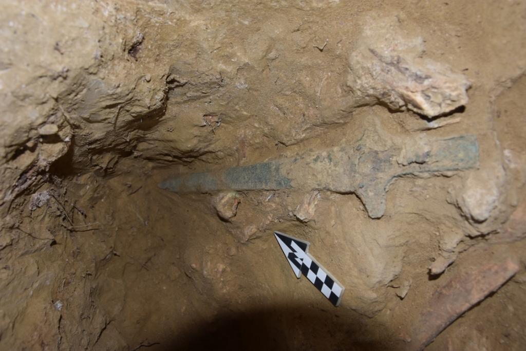 Bronzeschwerter, Speere, Schmuck und andere Gegenstände in einem 3.000 Jahre alten mykenischen Grab